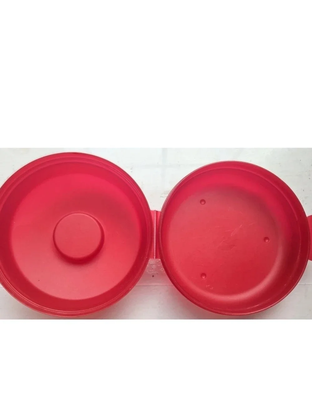 Tupperware Round Sandwich Bagel Hamburger Salad Keeper Food Storage 4440A-2 Red
